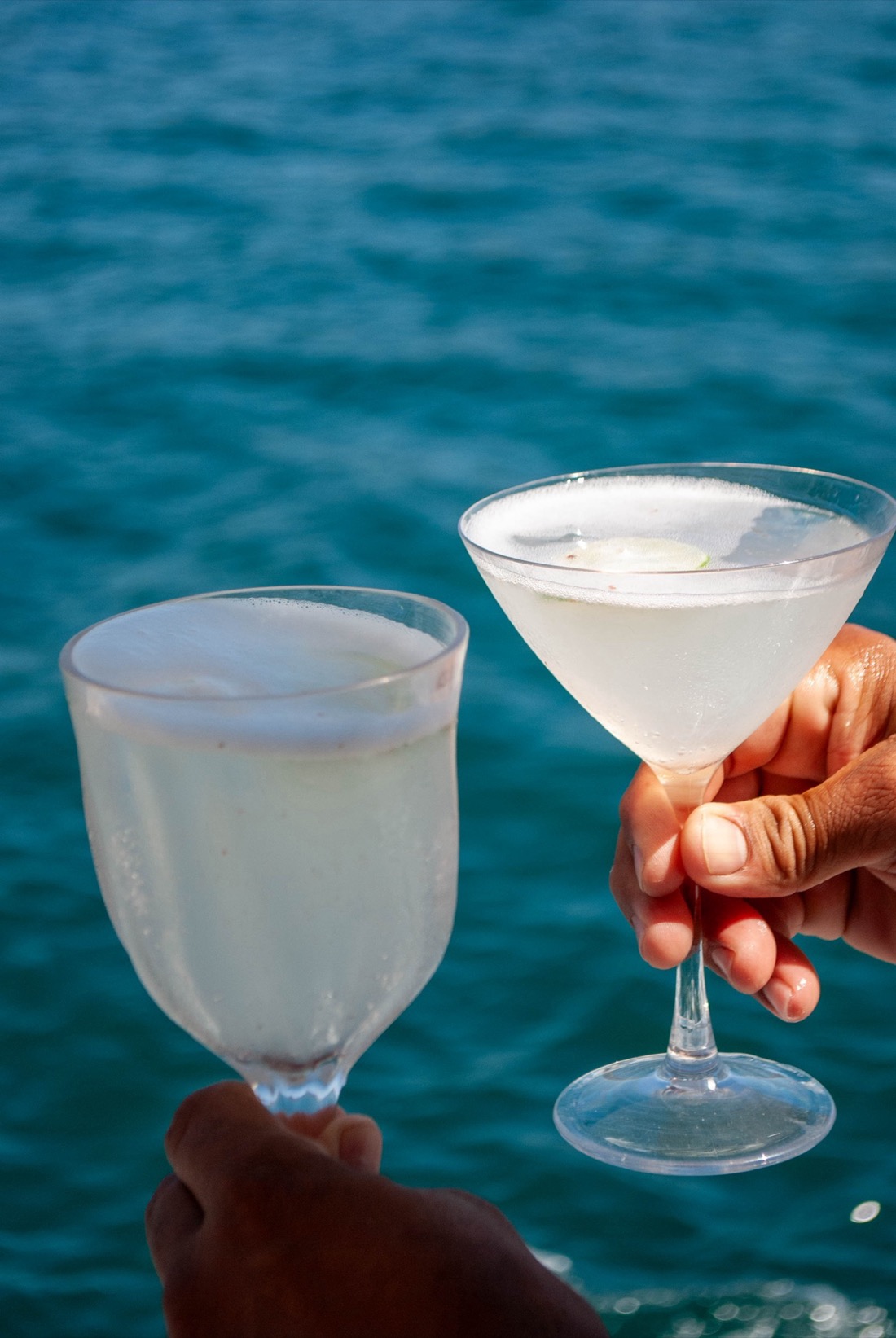 Brindis con copas de cóctel premium a bordo del yate MR BU frente al mar